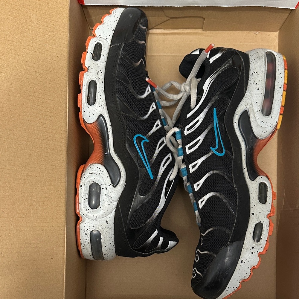 Air Max 97 SE, 7.5W Nike Black and White Air Max with Blue and Orange Highlights